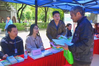 清城区统计局积极参与2017年‘12.4’国家宪法日暨全国法制宣传法律咨询活动，提供专业社会经济咨询服务